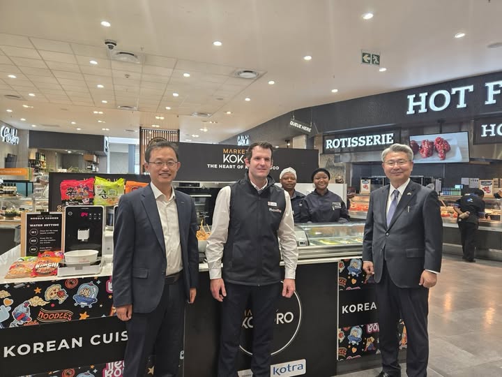 Ambassador Dong-han Yang visited the Pick n Pay Hypermarket in Johannesburg